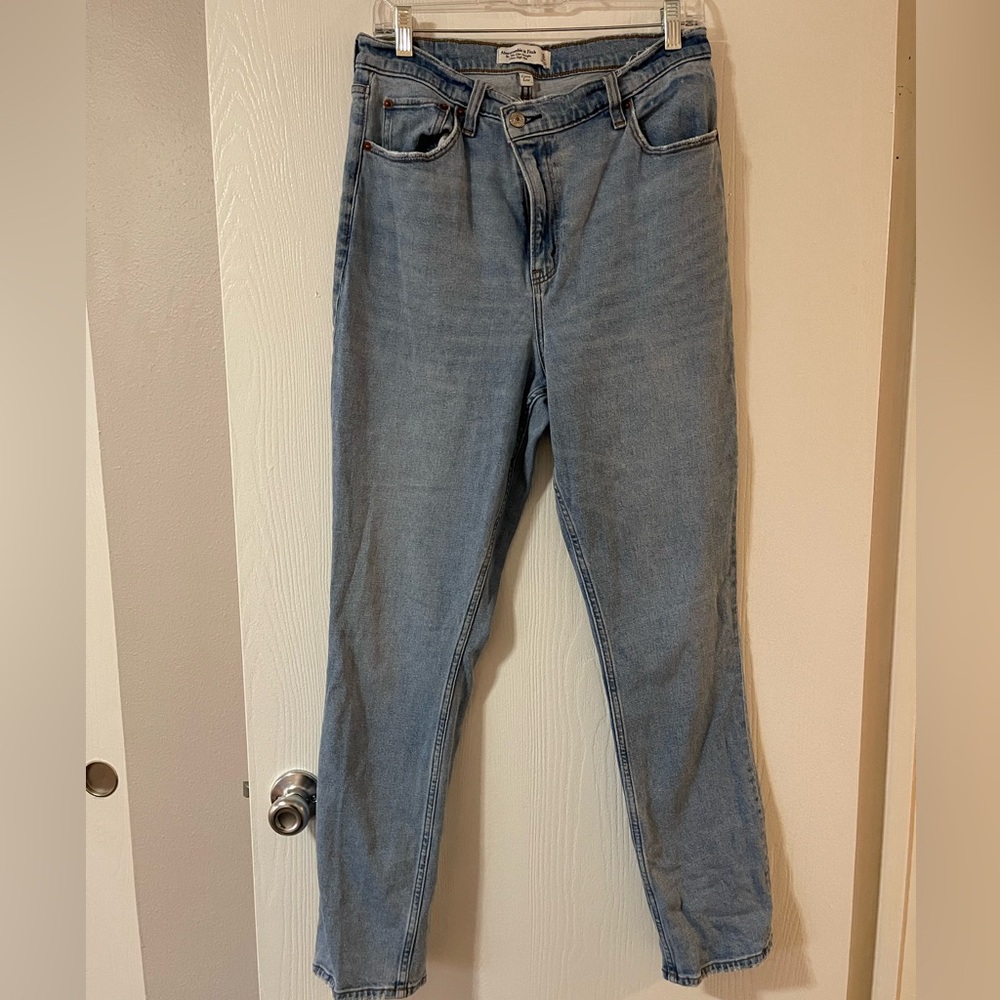 Abercrombie Curve Love 90’s Ultra High Rise Slim Straight with Criss Cross Waist